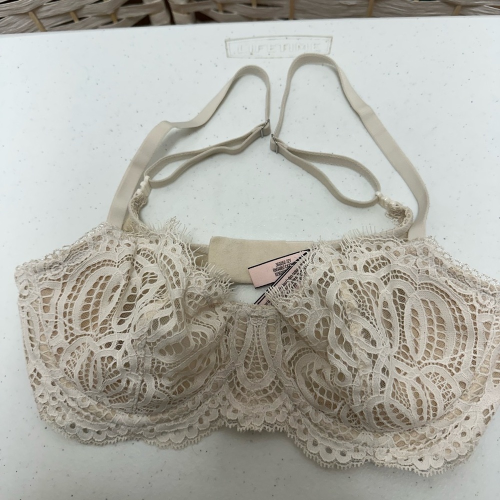 Victoria's Secret Cream Lace Bra with Underwire size‎ 32D/E70